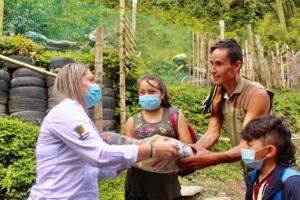Lee más sobre el artículo Familias de la zona rural de Ibagué recibieron kits escolares y nutricionales