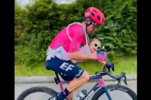Lee más sobre el artículo Lluvia de críticas para Rigoberto Urán por exponer a su hija de 8 meses en su bicicleta