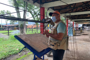 Lee más sobre el artículo Herney Nieto Delgado, el artista detrás de la elaboración del alumbrado navideño de Ibagué