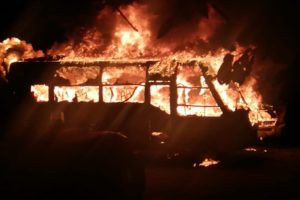 Lee más sobre el artículo Un bus de servicio publico en pérdida total y cinco vehículos afectados deja incendio en el sur de Ibagué