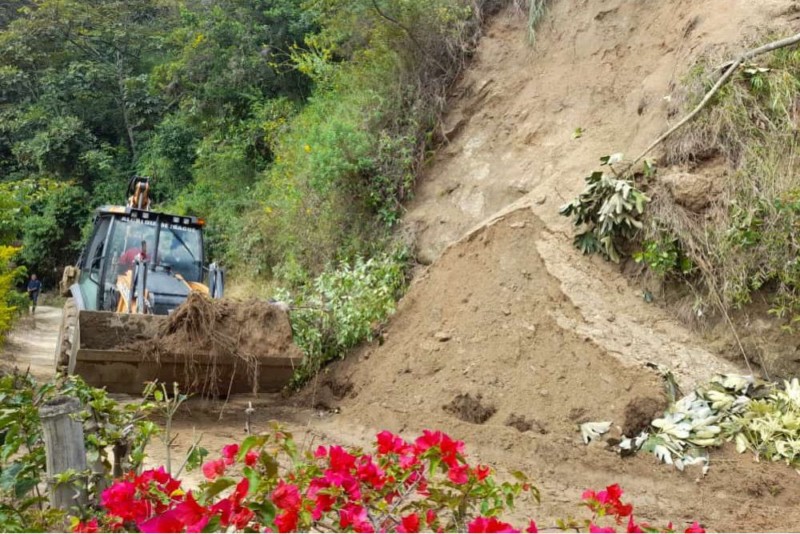 Lee más sobre el artículo Maquinaria adelanta mantenimiento vial y atención de emergencias en zona rural de Ibagué
