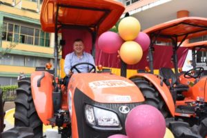 Lee más sobre el artículo Gobernación del Tolima entregó maquinaria agropecuaria a pequeños productores del departamento