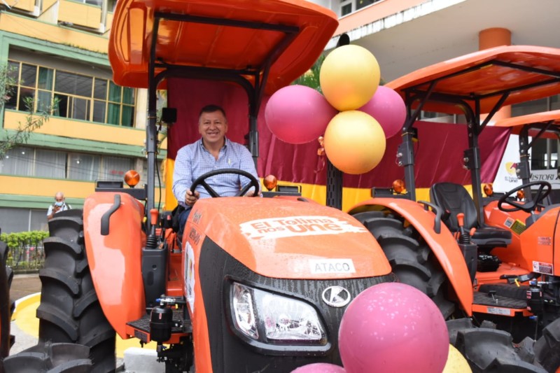 Lee más sobre el artículo Gobernación del Tolima entregó maquinaria agropecuaria a pequeños productores del departamento