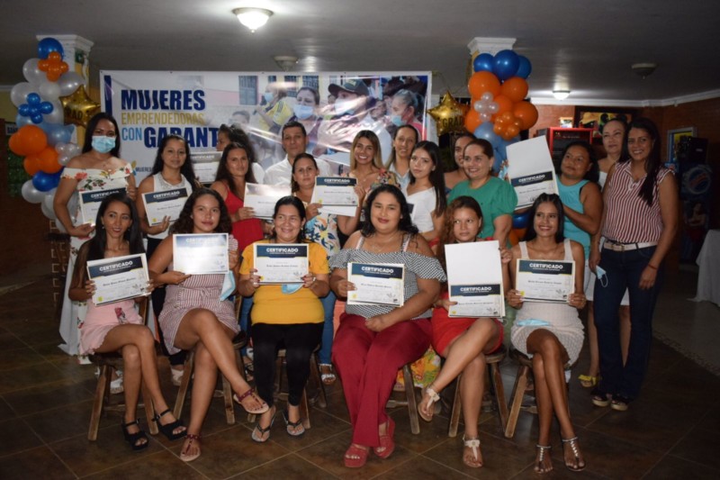Lee más sobre el artículo Diputado Milton Restrepo certificó a 16 mujeres del municipio de Piedras con el curso de manicure y pedicure