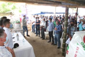 Lee más sobre el artículo Campesinos caficultores de Palocabildo recibieron insumos para la siembra de café