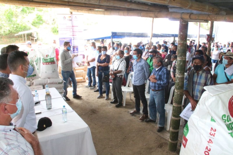 Lee más sobre el artículo Campesinos caficultores de Palocabildo recibieron insumos para la siembra de café