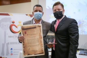 Lee más sobre el artículo Ricardo Orozco recibió reconocimiento como el gobernador de la salud