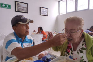 Lee más sobre el artículo Adultos mayores de Ibagué continúan recibiendo una alimentación sana y balanceada