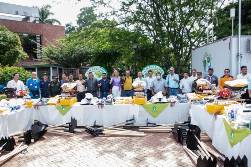 Lee más sobre el artículo Cortolima entregó a 20 municipios del Tolima kits para atender emergencias de incendios
