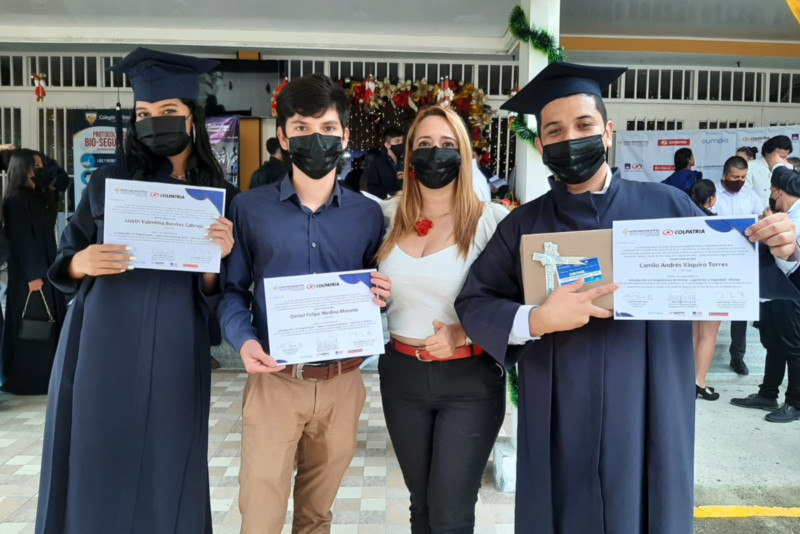 Lee más sobre el artículo Jóvenes becados por Alcaldía de Ibagué se graduaron en pilotaje de Dron y lenguaje en programación