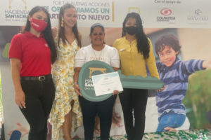 Lee más sobre el artículo Macroproyecto Hacienda Santa Cruz premió labor comunitaria de líder social, con una vivienda gratis. 