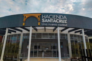 Lee más sobre el artículo Por sus buenas acciones, una familia ibaguereña recibe vivienda gratis en Hacienda Santa Cruz