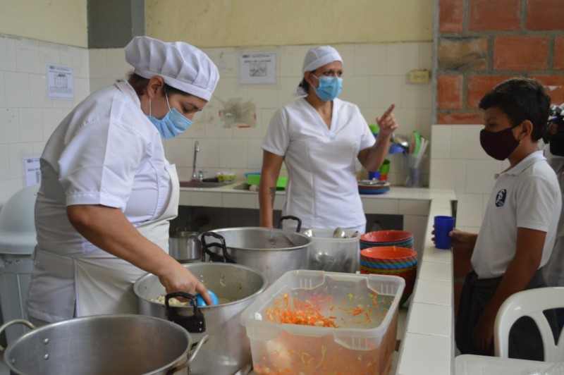 Lee más sobre el artículo Inició la alimentación preparada en sitio del PAE en Ibagué 