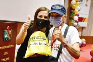 Lee más sobre el artículo Más de 100 loteros de Ibagué recibieron zapatos gracias a campaña liderada por la Lotería del Tolima  