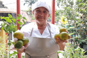 Lee más sobre el artículo Luz Mery prepara el almuerzo a 138 niños y niñas de la comuna Once de Ibagué
