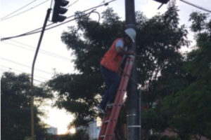 Lee más sobre el artículo Gobierno Local trabaja en reparación de semáforos perjudicados por las lluvias 
