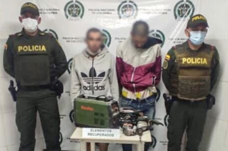 Lee más sobre el artículo Capturados por ingresar y hurtar elementos de un establecimiento de comercio de Ibagué