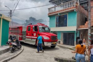 Lee más sobre el artículo Tres personas resultaron heridas en incendio estructural ocurrido en el sur de Ibagué