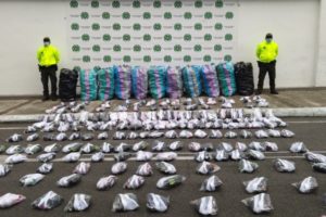 Lee más sobre el artículo Millonaria incautación de tenis de contrabando en zona céntrica de Ibagué