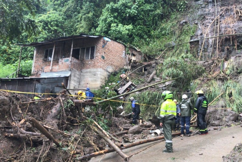 Lee más sobre el artículo Hombre perdió la vida tras quedar sepultado por un talud en Ibagué