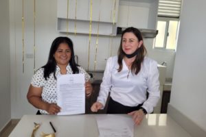 Lee más sobre el artículo Hacienda Santa Cruz entrega apartamento terminado a líder social de Ibagué