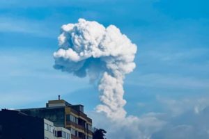 Lee más sobre el artículo ¡No se alarme! Emisión de ceniza del Nevado del Ruiz hace parte de una actividad recurrente del volcán
