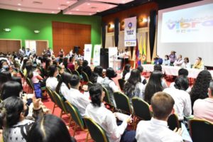 Lee más sobre el artículo Más de 400 estudiantes tomaron posesión en los gobiernos escolares de Ibagué