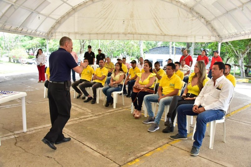 Lee más sobre el artículo Gremio de ‘chivas’ turísticas se capacita con la Alcaldía de Ibagué 