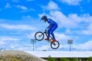 Lee más sobre el artículo El doble medallista olímpico, Carlos Ramírez, realizó primeras pruebas sobre la pista BMX de Ibagué