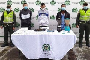 Lee más sobre el artículo ¡Qué joyitas! Los agarraron con más de mil dosis de marihuana en la comuna Uno de Ibagué