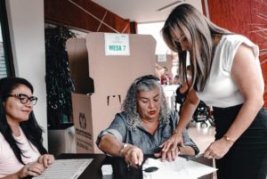 Lee más sobre el artículo En Ibagué avanza la jornada electoral en completa normalidad
