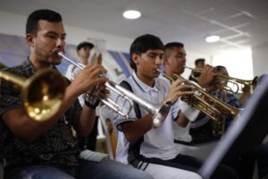 Lee más sobre el artículo Gobierno Departamental entregó dotación de instrumentos a Institución Educativa Amina Melendro