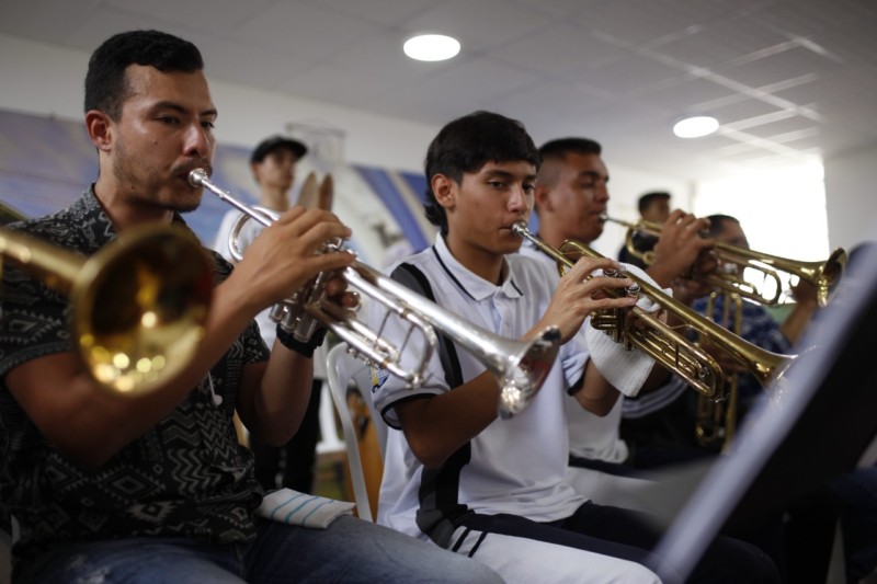 Lee más sobre el artículo Gobierno Departamental entregó dotación de instrumentos a Institución Educativa Amina Melendro