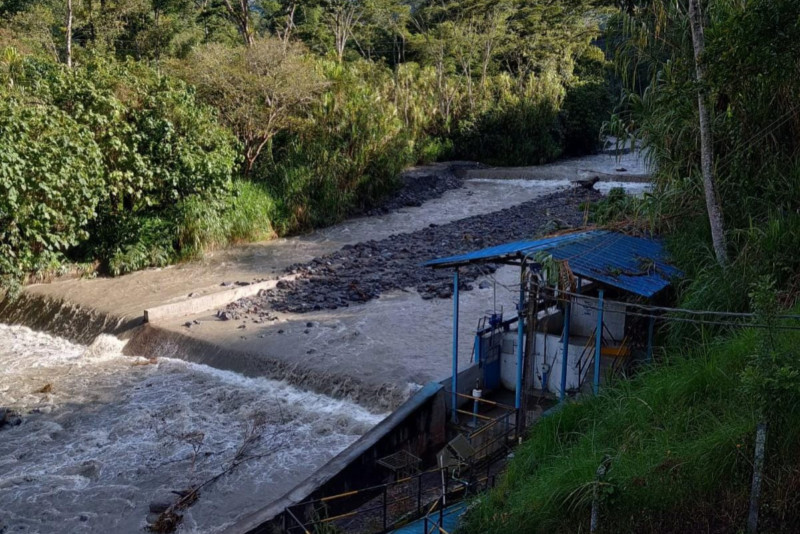 Lee más sobre el artículo Pese al material de arrastre, bocatomas Combeima y Cay están habilitadas