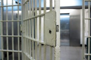 Lee más sobre el artículo ¡No fue uno, ni fueron dos, fueron tres! Delincuentes se volaron de la carceleta de Mariquita