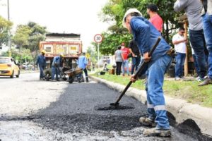 Lee más sobre el artículo Iniciaron las jornadas de parcheo en la comuna Siete de Ibagué