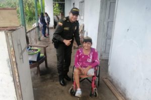 Lee más sobre el artículo Policía Tolima donó silla de ruedas a mujer que perdió una de sus extremidades