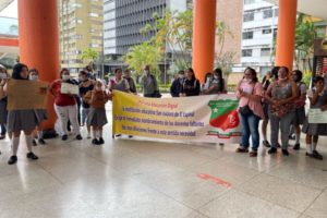 Lee más sobre el artículo Estudiantes del Colegio San Isidoro de El Espinal protestaron frente a la Gobernación