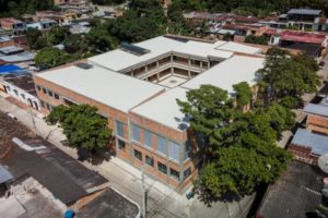 Lee más sobre el artículo Cerca de 500 estudiantes de Rovira se benefician de la nueva sede Laura María Zárate de Gil