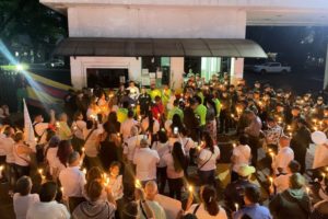 Lee más sobre el artículo En Ibagué realizaron velatón por los policías asesinados en el país