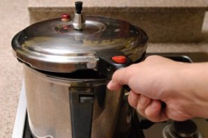 Lee más sobre el artículo ¡Repudiable! Hombre atacó con una olla a presión a su pareja sentimental en Ibagué