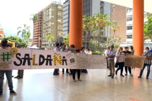 Lee más sobre el artículo Padres de familia de Saldaña protestaron por la falta de transporte escolar