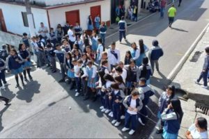 Lee más sobre el artículo Por falta de transporte escolar, estudiantes bloquearon la vía Fresno – Herveo – Manizales