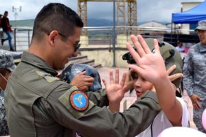 Lee más sobre el artículo Fuerza Aérea llevó alegría a niños vulnerables de Herveo, norte del Tolima
