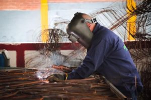 Lee más sobre el artículo 30 ibaguereños trabajan en la elaboración del alumbrado navideño de este año