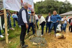 Lee más sobre el artículo Gobernador del Tolima dio inicio a la pavimentación de la vía a Palomar