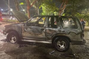 Lee más sobre el artículo ¡Pérdida total! Vehículo se incendió en el Parque Deportivo de Ibagué
