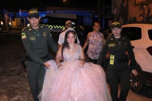 Lee más sobre el artículo Policía Metropolitana de Ibagué le celebró los 15 años a una joven de bajos recursos