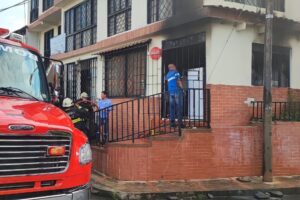 Lee más sobre el artículo Bomberos atendieron incendio estructural en la comuna Cinco de Ibagué