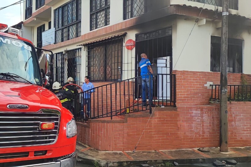 Lee más sobre el artículo Bomberos atendieron incendio estructural en la comuna Cinco de Ibagué